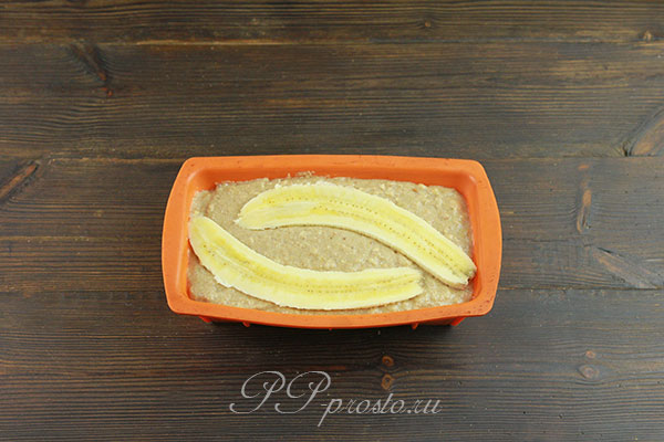Выкладываем тесто для бананового хлеба в форму
