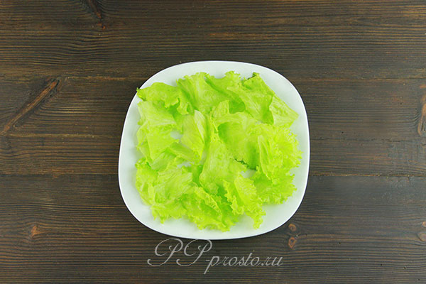 Выкладываем листя салата на тарелку