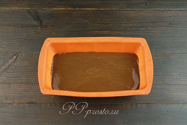 Выкладываем шоколадное тесто для брауни в форму
