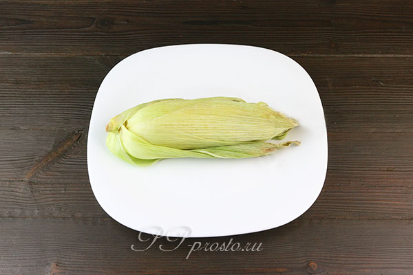 Выкладываем кукурузу на тарелку