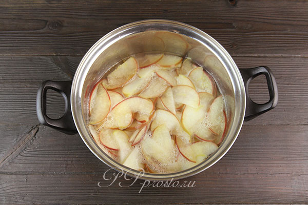 Выкладываем яблоки в кастрюлю
