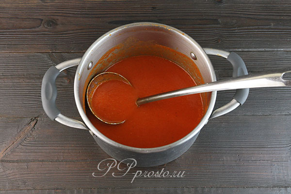 Переливаем томатный суп в кастрюлю